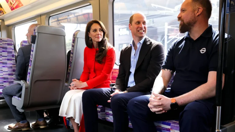 FOTO/VIDEO | Prinţul şi prinţesa de Wales au mers cu metroul la un pub din Soho