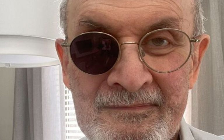Salman Rushdie avertizează că libertatea de exprimare în Occident este ameninţată. El condamnă rescrierea cărţilor pentru a elimina limbajul ofensator: Dacă este greu de acceptat, nu o citiţi; citiţi o altă carte