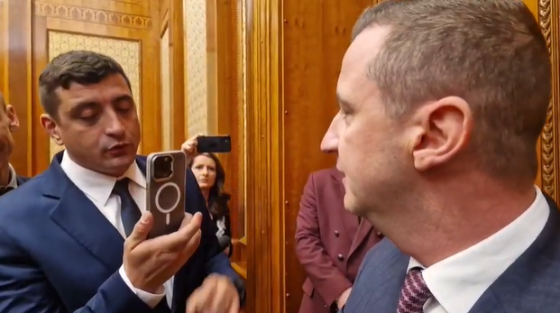 VIDEO | Scandal monstru în Parlament, făcut de AUR la biroul lui Ciolacu. Ai venit cu interlopii după tine? / Aţi furat din buzunare, în Anglia? / O să am grijă de dumneata! / Eşti un fascist, un nazist!