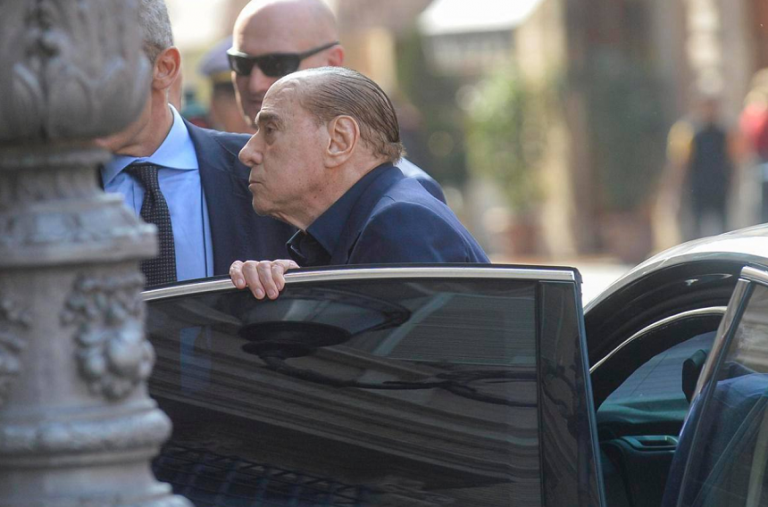 VIDEO | Silvio Berlusconi, externat din spital după şase săptămâni de tratament
