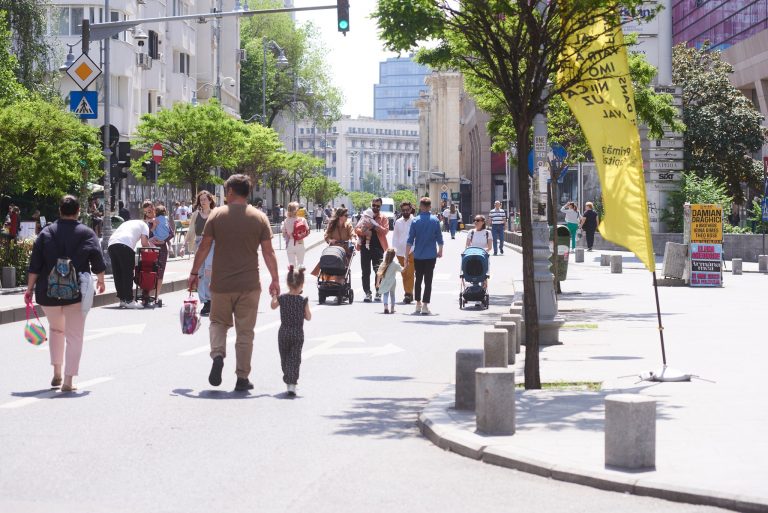 Calea Victoriei, pietonală în weekend. Statui vivante, silent disco, ateliere şi teatru pentru copii