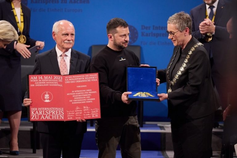 Zelenski a primit premiul Charlemagne în prezenţa mai multor lideri europeni