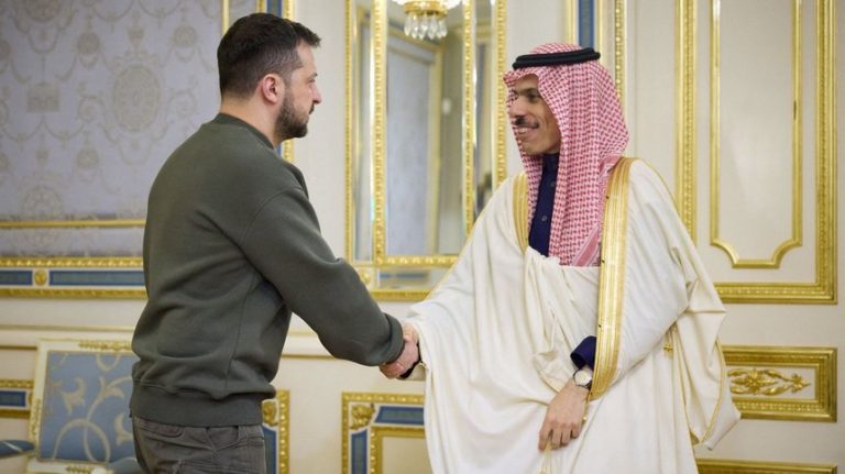 VIDEO |  Zelenski se află în Arabia Saudită pentru summitul Ligii Arabe, la care participă şi Bashar al-Assad, aliatul sirian al lui Putin