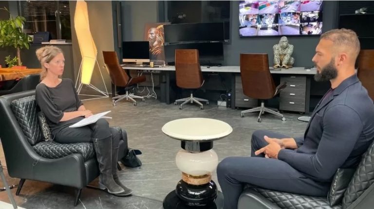 Andrew Tate susține, într-un interviu acordat BBC din arestul la domiciliu, că este o “forţă a binelui”