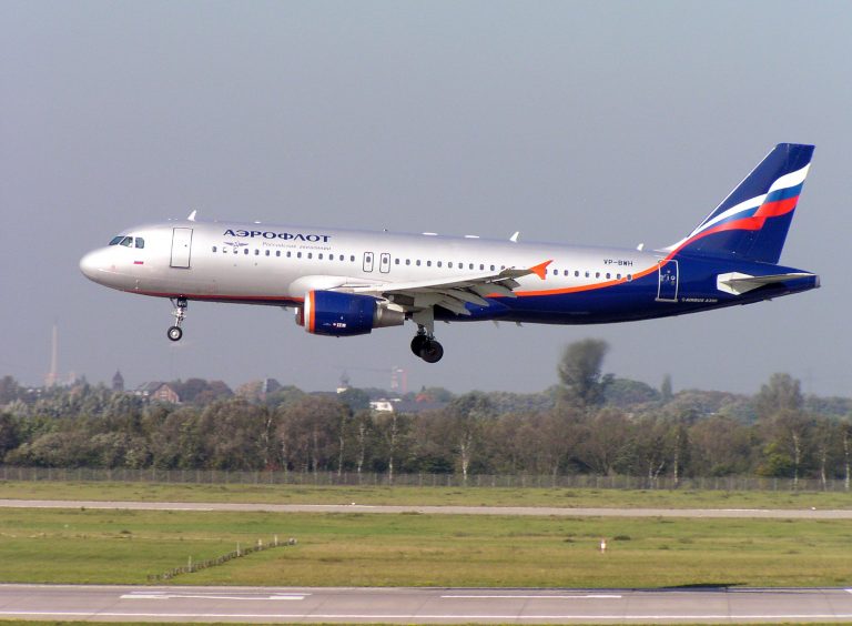 MAE: 40 de angajaţi ai misiunii diplomatice ruse și familiile lor, luați de un avion rusesc