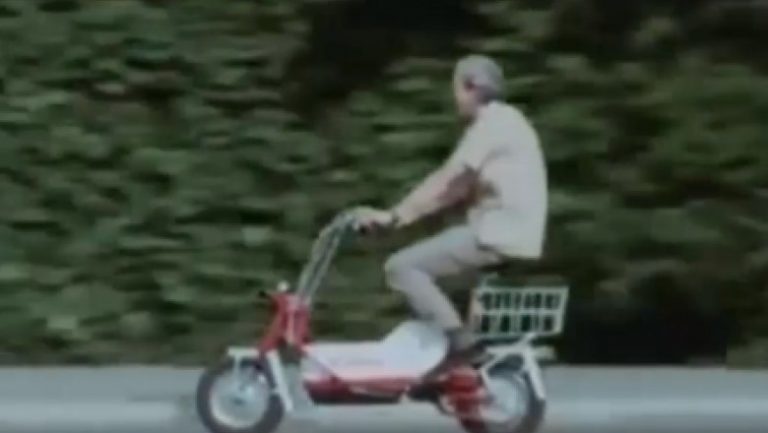 VIDEO | ”Lumea de mâine vine din România”. Cum prezenta BBC electromopedul ELMO, o invenție românească din 1974