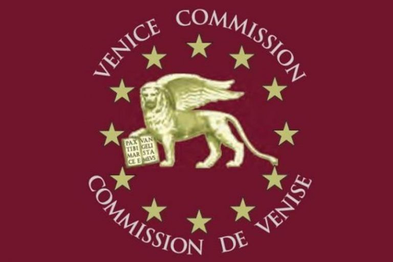 Comisia de la Veneţia recomandă Ucrainei să revadă o serie de dispoziţii din noua lege a minorităţilor naţionale