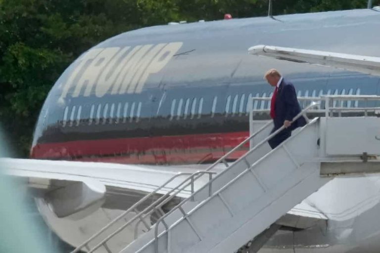 Trump a sosit în Florida, unde marţi are prima înfăţişare la tribunal în cazul documentelor clasificate