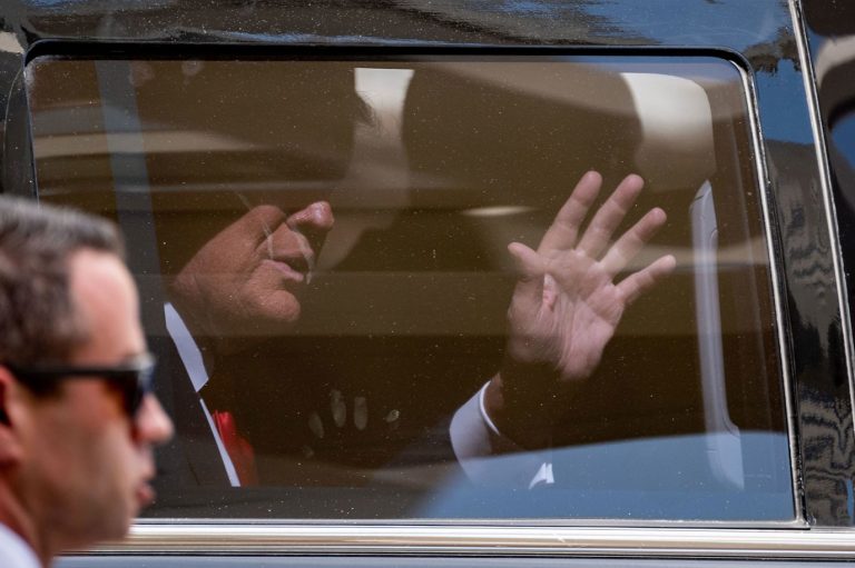 Trump a fost lăsat să plece, după ce a pledat nevinovat la toate cele 37 de acuzații