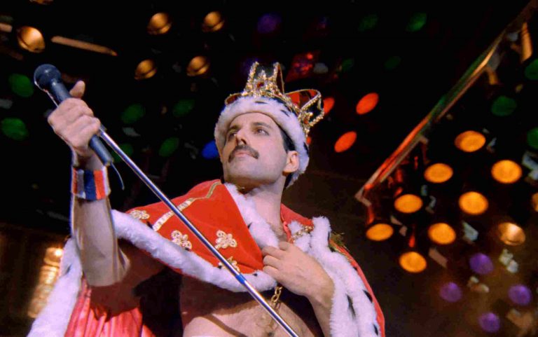 VIDEO | Versurile scrise de mână de Freddie Mercury pentru „Bohemian Rhapsody” sugerează că artistul se gândise la un alt titlu