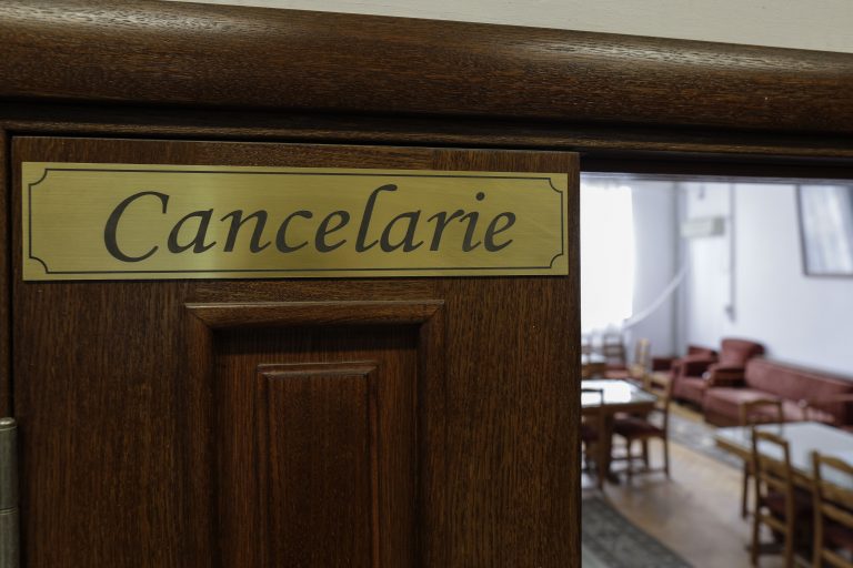 Guvernul a adoptat ordonanţa de urgenţă care prevede majorarea salariilor pentru profesori şi personalul din educaţie