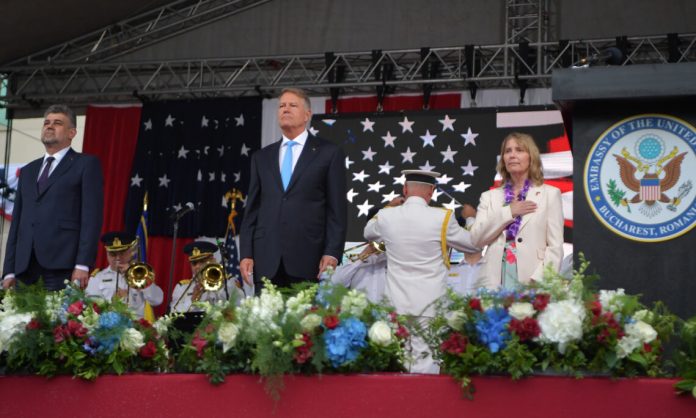 Ambassador Kathleen Kavalec, Romanian President Klaus Iohannis and Romanian Prime Minister Marcel Ciolacu at the Independence Day Reception. Bucharest, Romania, June 28, 2023 (Lucian Crusoveanu / Public Diplomacy Office)