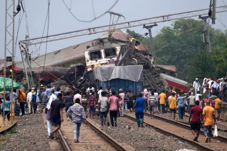 Ce a provocat catastrofa feroviară din India. Premierul Modi promite sancţiuni în urma tragediei de la Odisha
