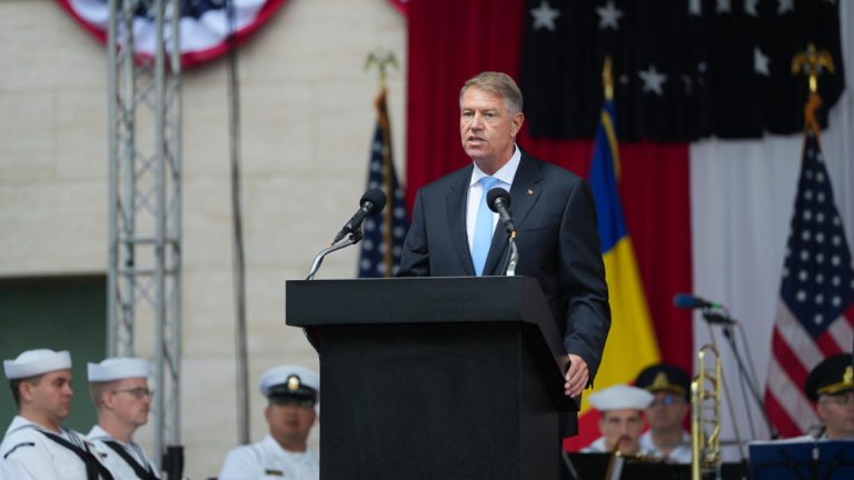VIDEO | Președintele Iohannis, la recepţia Ambasadei SUA de Ziua Independenţei: Vă asigur de cooperarea autorităţilor în crearea celor mai bune condiţii pentru o prezenţă persistentă, chiar permanentă, în România, a forţelor principalului nostru Partener Strategic