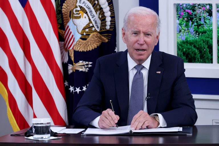 Biden suspendă timp de 18 luni expulzarea palestinienilor care trăiesc în SUA