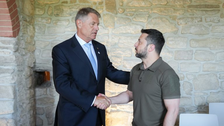 Ambasada Ucrainei la Bucureşti: Zelenski i-a mulţumit lui Iohannis pentru „contribuţia personală” la susţinerea şi consolidarea capacităţilor de apărare a Ucrainei