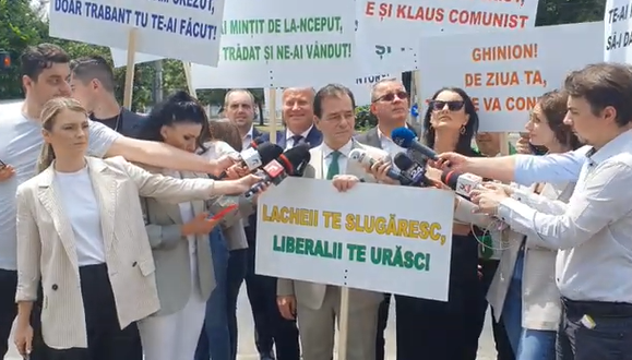 VIDEO | Parlamentarii Forţa Dreptei, protest în faţa Palatului Cotroceni / Orban: Astăzi, Klaus Iohannis comite ultimul act de trădare, dând puterea pe mâna caracatiţei PSD!