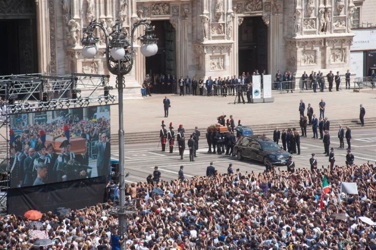 VIDEO | Mii de persoane i-au adus un ultim omagiu lui Silvio Berlusconi la Milano
