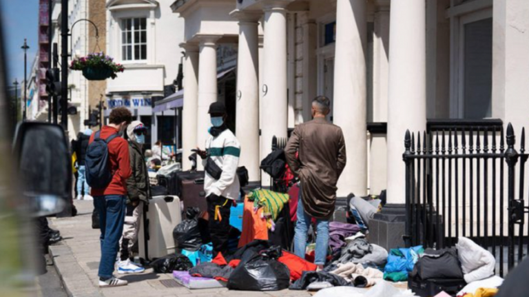 Londra urmează să cazeze aproximativ 1.000 de migranţi pe două barje, pentru a scădea factura de la hotel