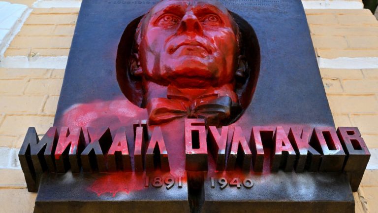 Mihail Bulgakov – nou motiv de război între Rusia şi Ucraina. Un tânăr a vandalizat placa comemorativă de pe Muzeul dedicat scriitorului la Kiev