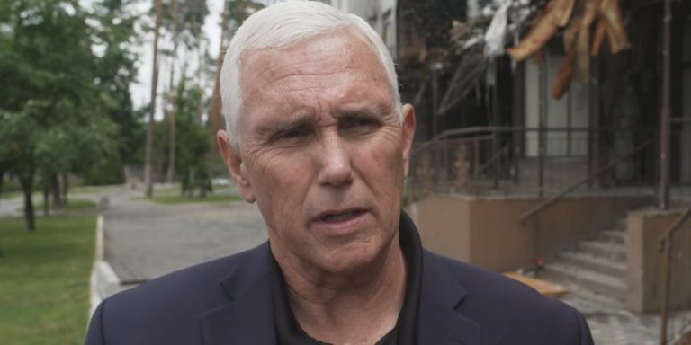 Fostul vicepreședinte al SUA Mike Pence, primit de Zelenski la Kiev, într-o vizită surpriză