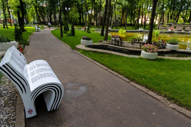 Bănci tip carte, imprimate cu poezii ale lui Mihai Eminescu, au fost instalate în Parcul Copou din Iași