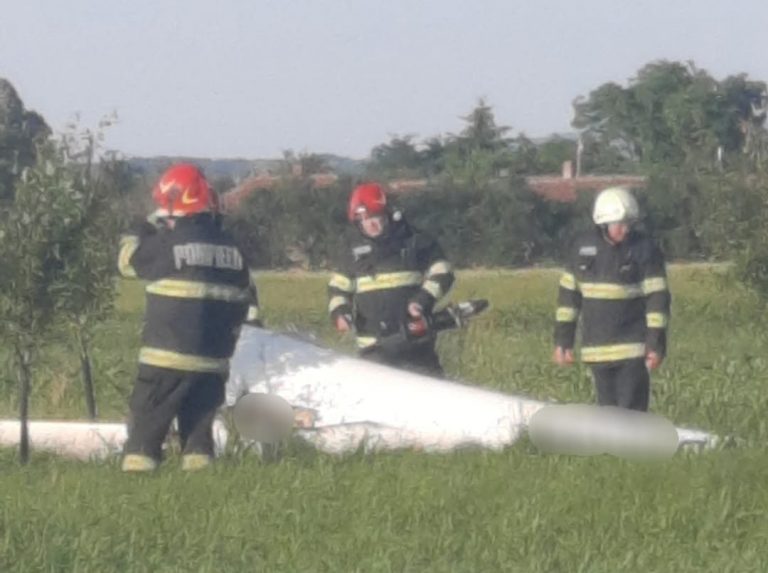 Un planor s-a prăbușit în apropierea unui aerodrom din Bihor. Pilotul a murit