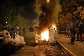 Guvernul francez scoate pe străzi blindatele Jandarmeriei și impune noi restricţii. Macron acuză rețelele sociale că incită la violență
