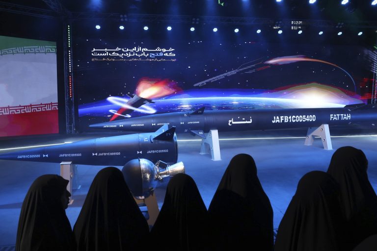 Iranul şi-a prezentat prima rachetă balistică hipersonică şi susţine că poate ocoli sistemul antirachetă al SUA şi Iron Dome al Israelului