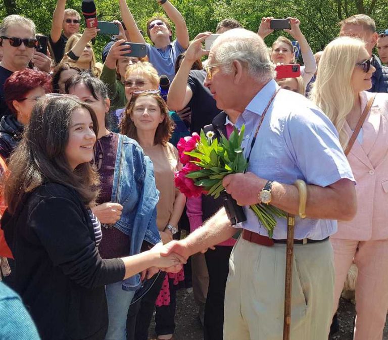 FOTO | Regele Charles al III-lea a făcut o plimbare în natură, în apropiere de Valea Zălanului, şi a discutat cu turiştii aflaţi în zonă