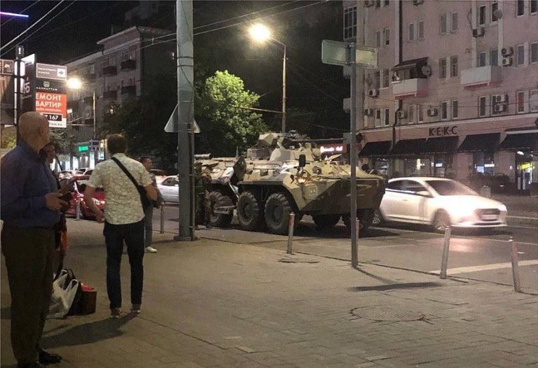 VIDEO-FOTO | Blindate și alte vehicule militare, în Moscova și Rostov pe Don / Generalii Surovikin și Alekseev le cer mercenarilor Wagner să nu făcă jocul inamicului
