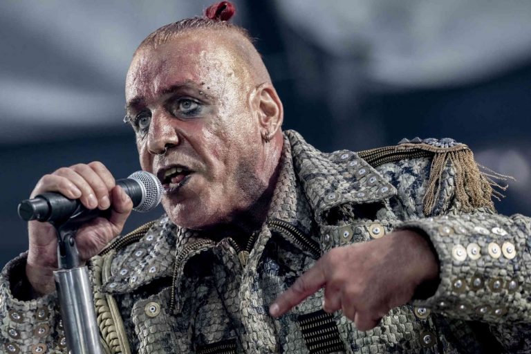 Solistul formaţiei Rammstein, Till Lindemann, acuzat de mai multe femei de agresiune sexuală