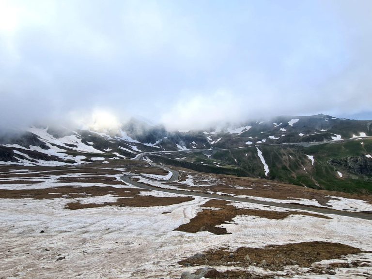 FOTO | Transalpina se va deschide circulaţiei weekend-ul viitor. Strat de zăpadă de până la 5 metri