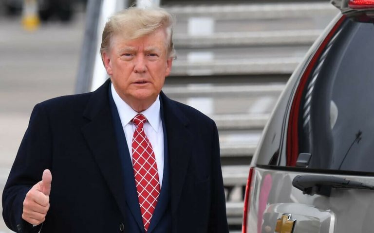 Donald Trump a fost plasat în custodia poliţiei la tribunalul din Florida, conform procedurilor