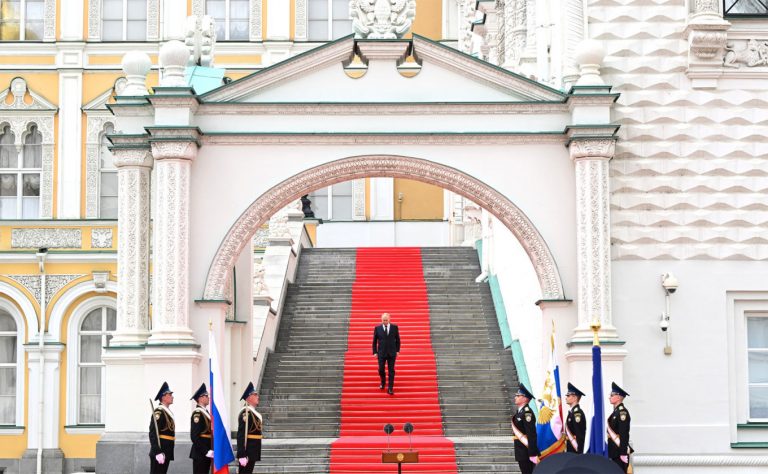 YouTube se autosabotează: în timp ce caută să elimine propaganda rusă, algoritmul său continuă să promoveze videoclipuri pro-Kremlin