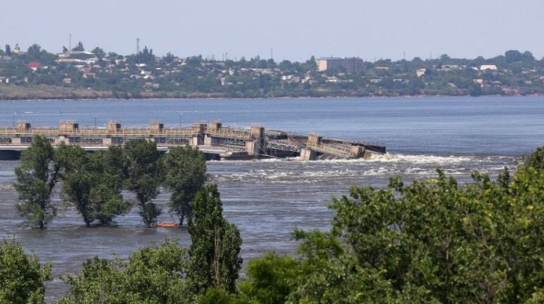 BBC: Oamenii şi-au petrecut noaptea pe acoperişuri şi în copaci. Zelenski: Mii de oameni au rămas fără apă după distrugerea barajului