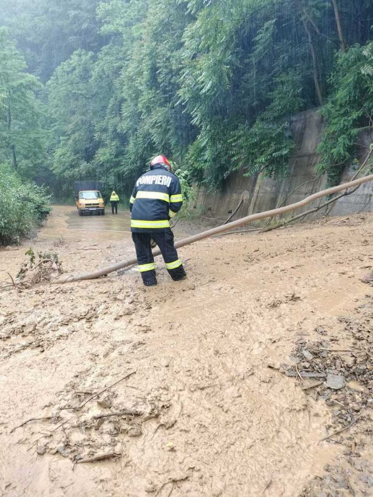 Peste 100 de persoane din trei judeţ, evacuate din cauza inundaţiilor / Peste 5.000 de pompieri au fost pregătiţi să intervină