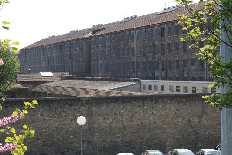 Zeci de bărbaţi cu cagule şi îmbrăcaţi în negru au încercat să provoace evadări dintr-o închisoare pariziană