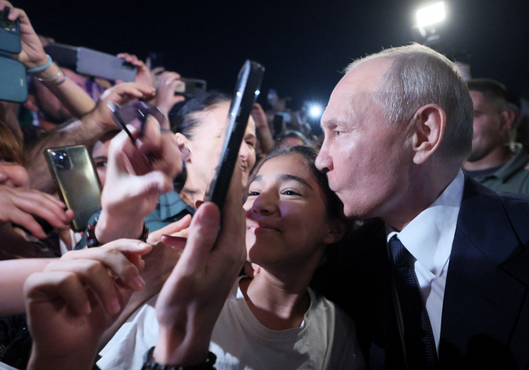 Putin face o baie de mulţime într-o republică autonomă din Rusia, prima de la începutul războiului din Ucraina
