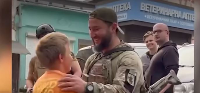 VIDEO | Familie dintr-o casă înghițită de ape, în zona ocupată, salvată de militarii ucraineni de sub nasul rușilor