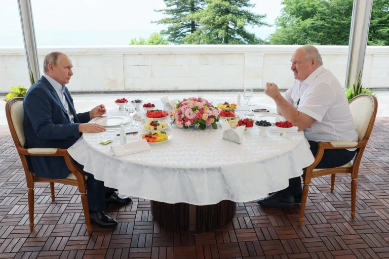Putin anunță că luna viitoare va amplasa arme nucleare în Belarus