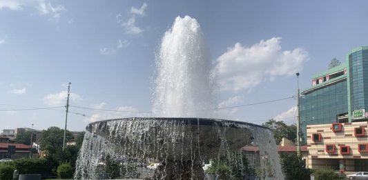 Caldura la Bucuresti, Fantanta Zodiac la Parcul Carol. Credit: Universul.net