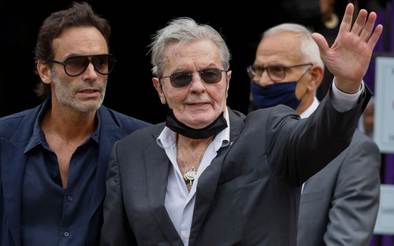 Hiromi Rollin, însoţitoarea actorului Alain Delon, contestă faptele descrise în plângerea formulată de copiii actorului
