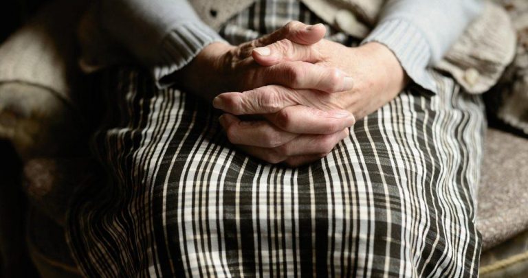 Dosar penal la azilul din Piteşti: Trei beneficiari au fost găsiţi în subsol / Ce au descoperit inspectorii DSP care au revenit în control