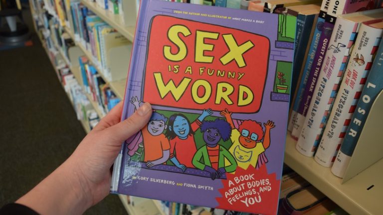 Editorii şi librarii dau în judecată statul Texas pentru interzicerea unor cărţi cu conţinut “explicit sexual” în şcolile publice