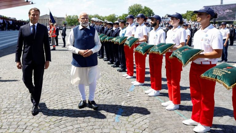 VIDEO | Defilare fără probleme, la Paris, cu prilejul zilei naţionale a Franţei, sub privirile lui Macron şi Modi