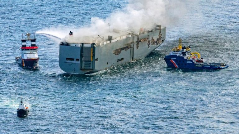 O navă care transporta 3.000 de maşini arde în largul coastelor olandeze riscând să se scufunde. Un mort şi mai mulţi răniţi