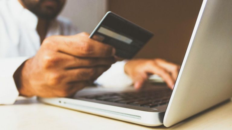 Postări sponsorizate pe Facebook se folosesc de imaginea unor bănci pentru a convinge utilizatorii să oferte date personale
