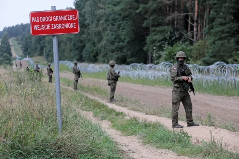Polonia trimite 500 de ofiţeri de poliţie la graniţa cu Belarus