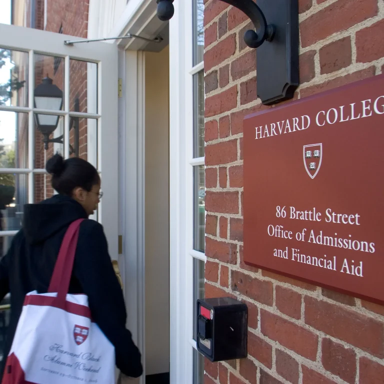 Anchetă despre favorurile acordate de Universitatea Harvard copiilor unor foşti absolvenţi